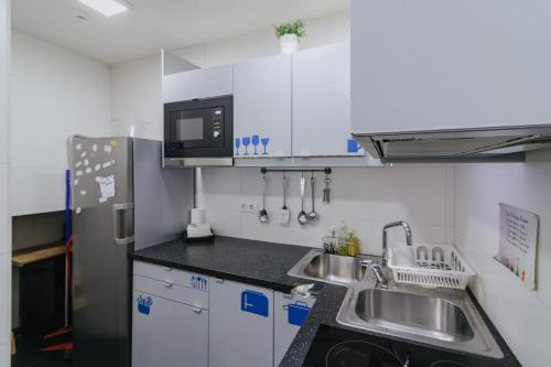 Dapur atau dapur kecil di Happy Porto Hostel & Apartments