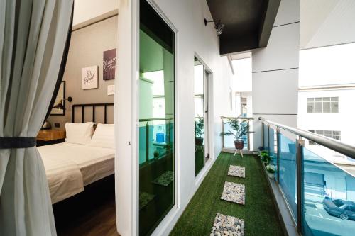 SVOK Hotel في تاواو: غرفة مع شرفة مع سرير وغرفة نوم