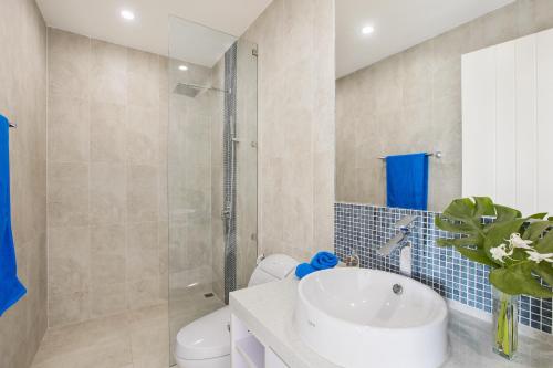 a bathroom with a sink and a shower and a toilet at BEACHSIDE VILLA - B18 - at Bayside Luxury Villas Samrong Bay Beach, 4 BED 5 BATH, SEA & SUNSET VIEWS, only 200m walk to the Beach in Choeng Mon Beach