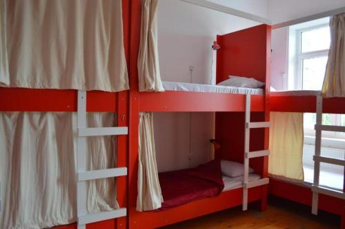 Кровать или кровати в номере BroBro hostel