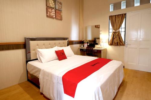 Tempat tidur dalam kamar di RedDoorz Plus near Universitas Sumatera Utara