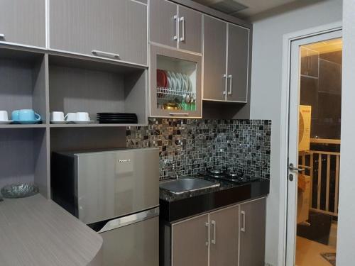 Кухня або міні-кухня у Brand new and sweet @ apartemen parahyangan residence bandung