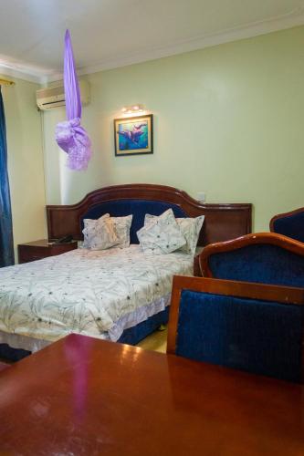 Una cama o camas en una habitación de Emerald Hotel Kampala