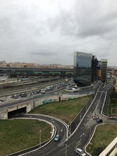 eine Autobahn in einer Stadt mit viel Verkehr in der Unterkunft Tiburtina Hotel Holiday in Rom