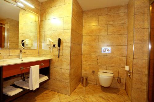 Ένα μπάνιο στο New Garden Hotel