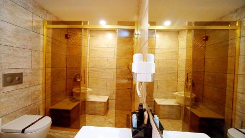 Ένα μπάνιο στο New Garden Hotel