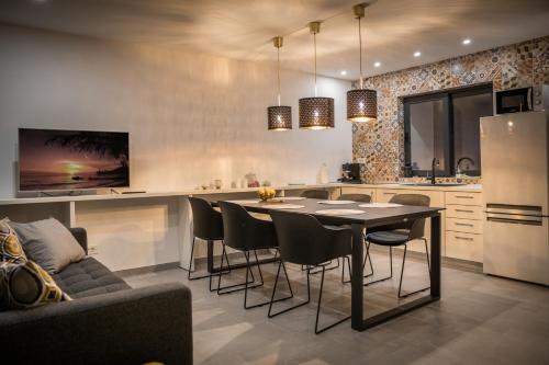 cocina y comedor con mesa y sillas en MORE Podgora Luxury Design Apartment, en Podgora