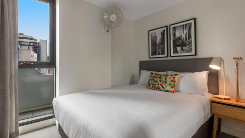 Ένα ή περισσότερα κρεβάτια σε δωμάτιο στο Oaks Melbourne Southbank Suites