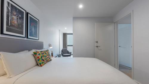 Ένα ή περισσότερα κρεβάτια σε δωμάτιο στο Oaks Melbourne Southbank Suites