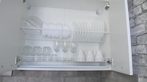 アドレルにあるApartment on Bulvar Nadezhd 6/2の白い棚(グラスと皿付)