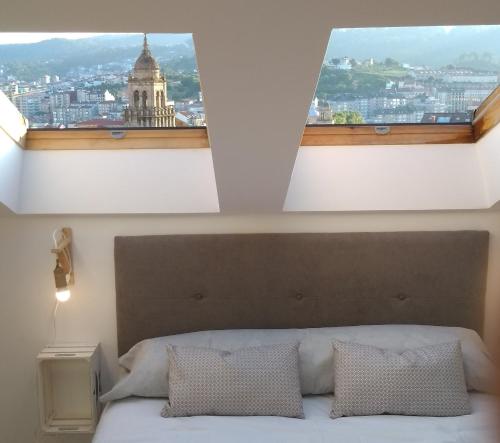 sypialnia z dużym oknem nad łóżkiem w obiekcie Casa FR VUT-OR-0345 w mieście Ourense