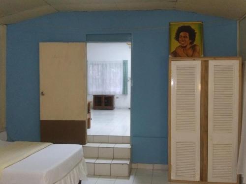 Postel nebo postele na pokoji v ubytování Moves Rasta Cottage