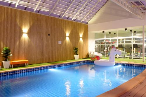 Bazén v ubytování Grand Hill Resort and Spa nebo v jeho okolí