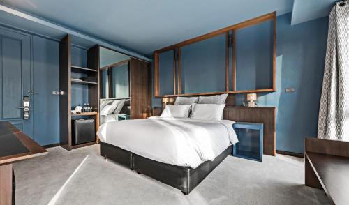 Säng eller sängar i ett rum på Hua Hin Habitat Hotel- SHA Extra Plus