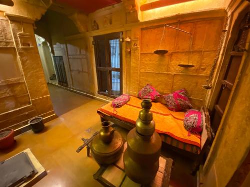 um pequeno quarto com uma cama num quarto em Desert Haveli Guest House em Jaisalmer