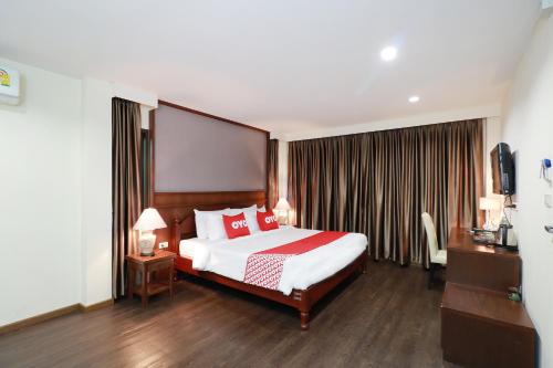 Postel nebo postele na pokoji v ubytování OYO 557 Tong House Resort