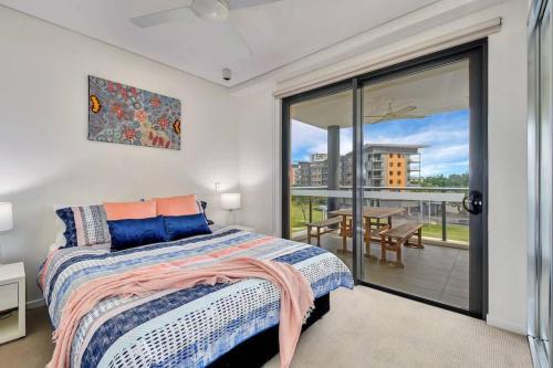 A bed or beds in a room at Darwin Waterfront Luxury Apartment