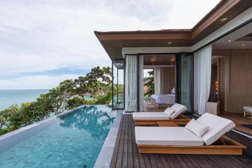 チョンモンビーチにあるCape Fahn Hotel Samuiのスイミングプールと海を望むヴィラです。
