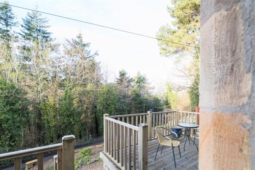 eine Holzterrasse mit Stühlen und einem Tisch darauf in der Unterkunft Host & Stay - Daisy Cottage in Bamburgh