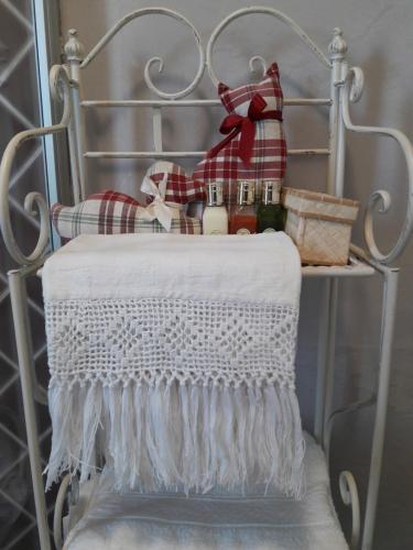 een handdoek op een handdoekenrek met eten en andere artikelen bij Casale Caldarette in Fermo