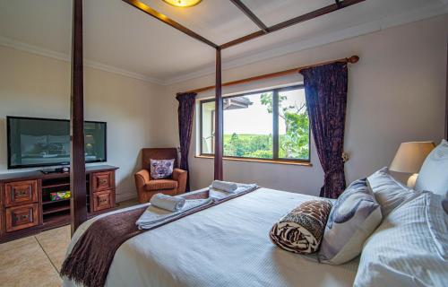 een slaapkamer met een groot bed en een raam bij Turnberry House T16 - Selborne Golf Estate in Pennington