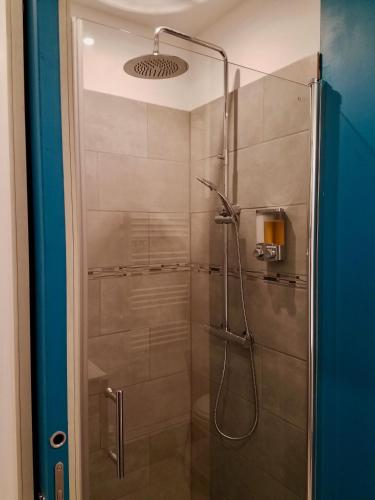 une douche avec une porte vitrée dans une salle de bain dans l'établissement Studio La Touvière, à Évian-les-Bains