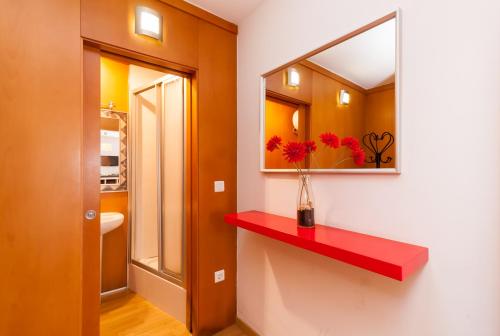 ネルハにあるBalcon Europa Nerjaのバスルーム(赤い棚、鏡付)