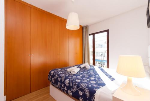 ネルハにあるBalcon Europa Nerjaのベッドルーム(ベッド1台、ランプ付)