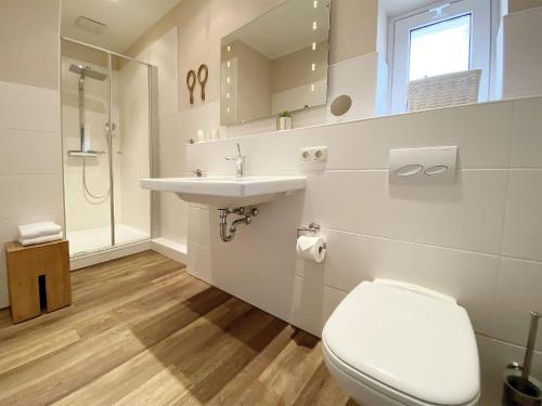 La salle de bains est pourvue de toilettes et d'un lavabo. dans l'établissement Villa Anna - Kaiserperle, à Heringsdorf