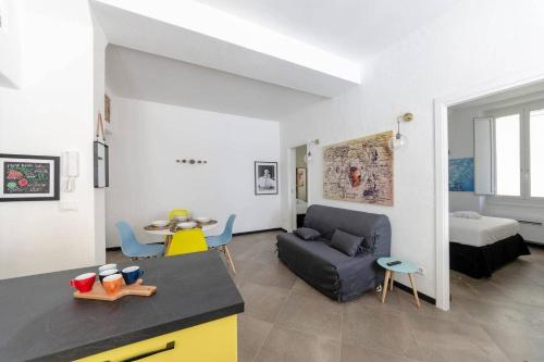ein Wohnzimmer mit einem Sofa und einem Tisch in der Unterkunft Castelli's apartment for your holidays 15 in Genua