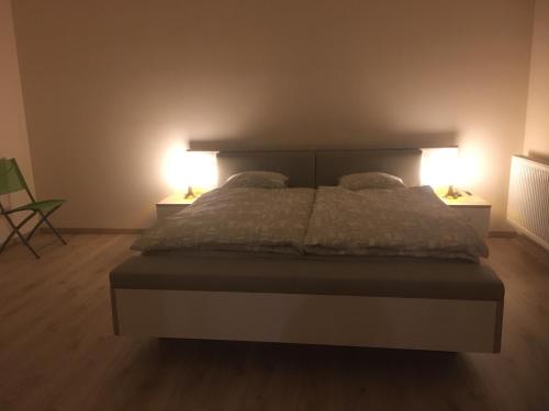 سرير أو أسرّة في غرفة في KV Apartment