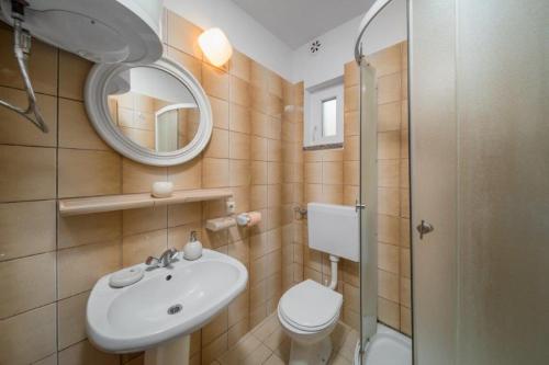 A bathroom at Apartments Laci