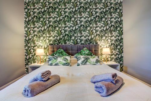 een bed met twee paar slippers erop bij Helen Apartament Staromiejski in Toruń