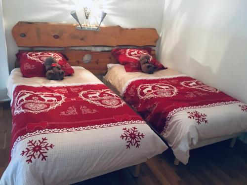 2 Betten in einem Zimmer mit roten und weißen Decken in der Unterkunft LA PRADELLA BOLQUERE Pyrénéés 2000 in Bolquere