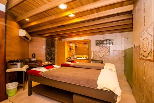 a bedroom with two beds and a kitchen at Muthu Silver Springs Hotel in Nairobi