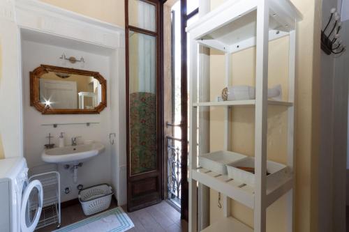 baño con lavabo y estante blanco en Breva - Menaggio by LoveComo, en Menaggio