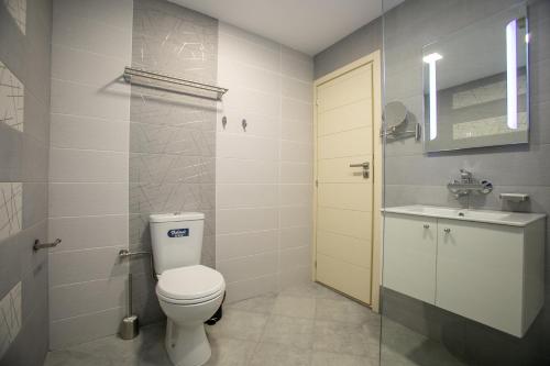 Ένα μπάνιο στο B&D Apartments Delux, NEW