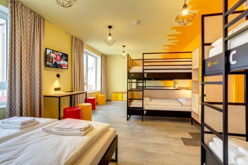 Ліжко або ліжка в номері MEININGER Hotel Lyon Centre Berthelot