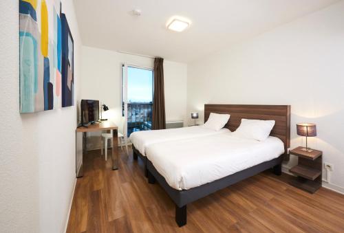 Postel nebo postele na pokoji v ubytování Ténéo Apparthotel Talence - Centre