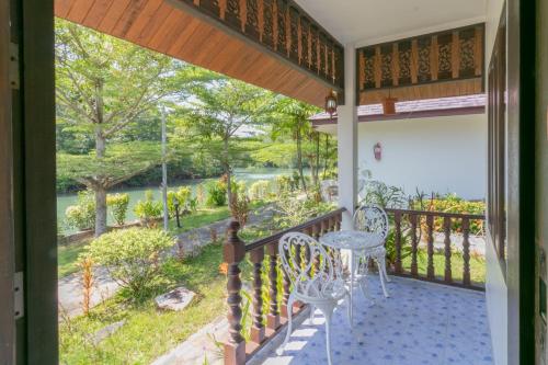 un balcon avec une table et des chaises et une vue dans l'établissement Chaiyo Resort, à Phuket