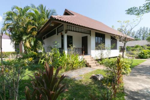 una casa con un jardín delante de ella en Chaiyo Resort, en Phuket