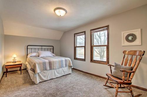 Posteľ alebo postele v izbe v ubytovaní Wisconsin River Valley Farmhouse with Fire Pit and View