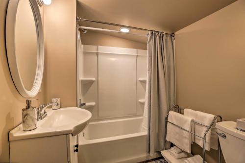 uma casa de banho branca com um chuveiro e um lavatório. em Chic Main Street Retreat Less Than 7 Mi to KY Horse Park! em Georgetown