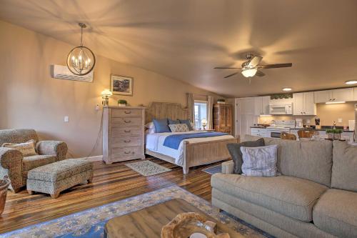 uma sala de estar com uma cama e um sofá em Chic Main Street Retreat Less Than 7 Mi to KY Horse Park! em Georgetown