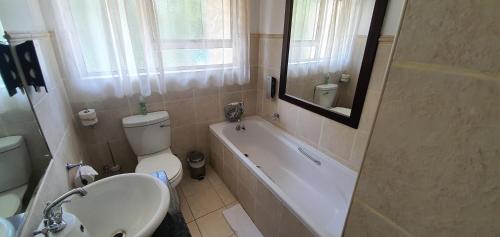 Un baño de Acacia Lodge