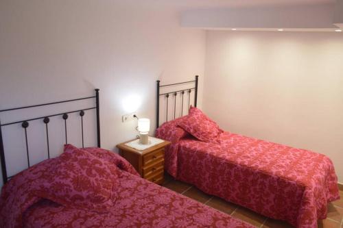 dos camas sentadas una al lado de la otra en un dormitorio en Villa Rosales, en Ardales