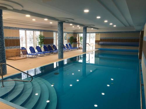 Mátyás Király Gyógy- és Wellness Hotel tesisinde veya buraya yakın yüzme havuzu