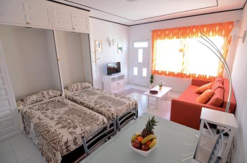 una camera con letto e divano di Apartamento Bello Atardecer a Tacoronte
