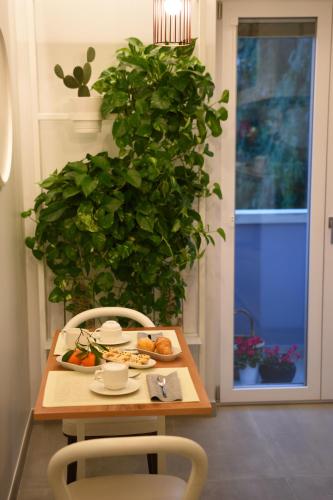 a table with a plate of food and a plant at B&B Dimora Vistamare in Barletta