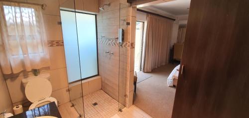 Ett badrum på Acacia Lodge